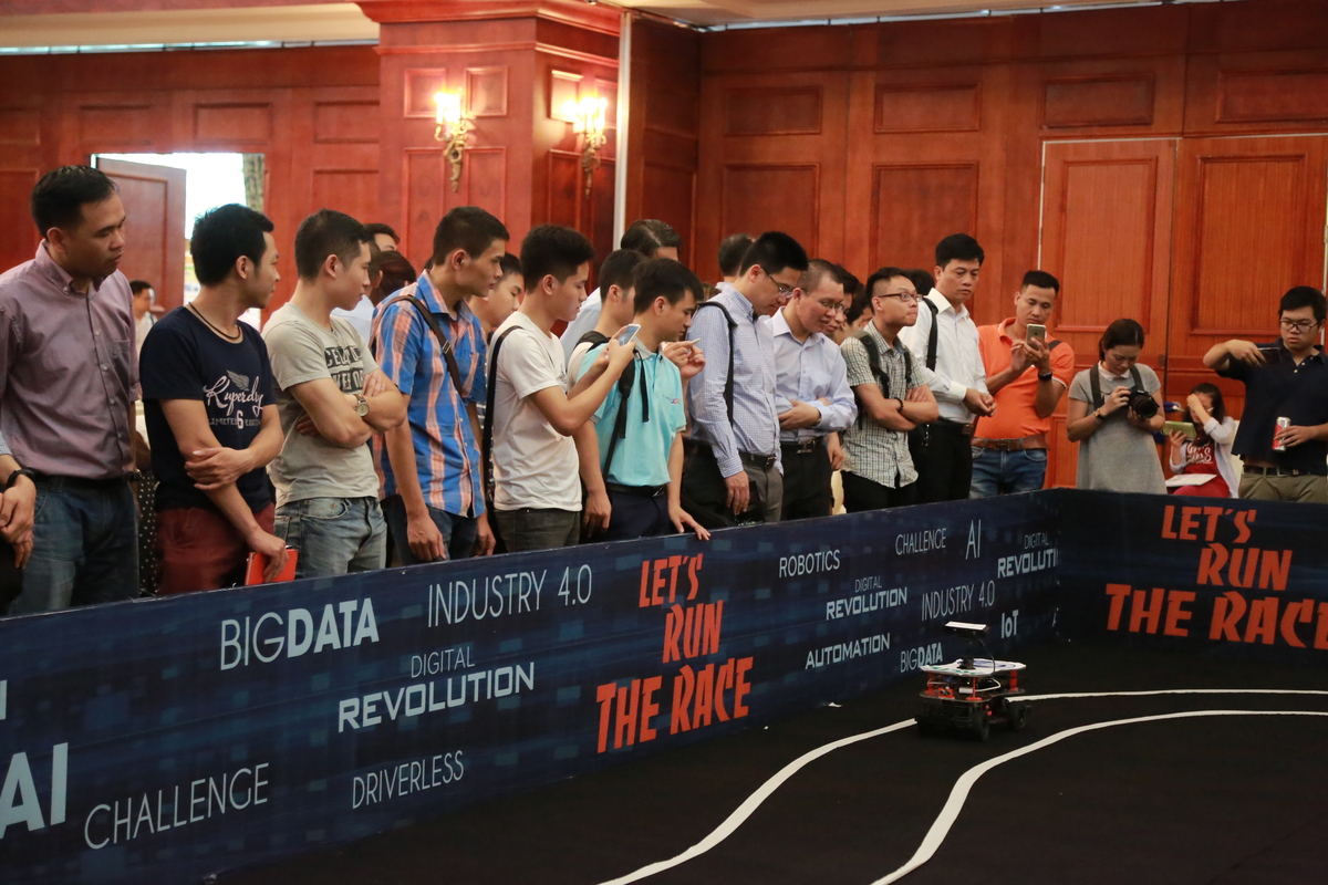 <p class="Normal"> Ngày Công nghệ FPT diễn ra sáng ngày 6/6 tại Khách sạn Grand Plaza, Hà Nội, với hơn 700 người tham dự. Chương trình năm nay bàn về trí tuệ nhân tạo (AI).</p>