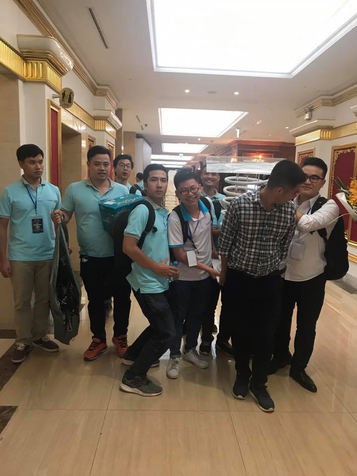 <div style="text-align:justify;"> Anh Nguyễn Ngọc Minh, Phó Ban Công nghệ FPT, chia sẻ ảnh hậu trường của BTC Techday 2017.</div>