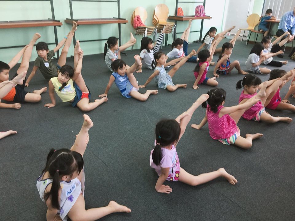 <p style="text-align:justify;"> Lớp học dành cho FPT Small ở Hà Nội, với nhiều hoạt động như: dace, múa, tập võ,... </p>