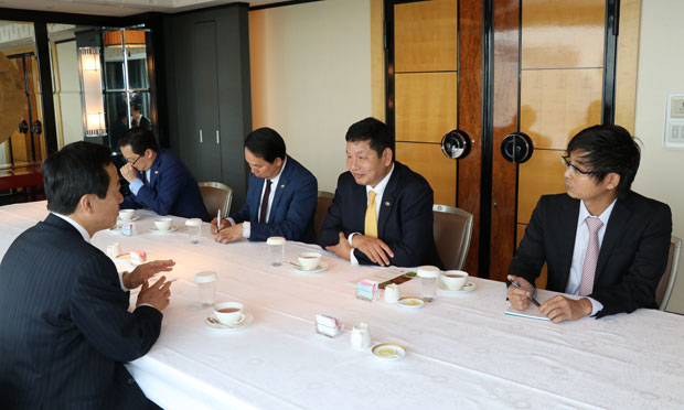 Trong khuôn khổ sự kiện, Chủ tịch FPT Trương Gia Bình đã có cuộc gặp gỡ song phương với hơn 10 doanh nghiệp hàng đầu Nhật Bản trong các lĩnh vực hệ thống thông tin, chip, in ấn, nông nghiệp công nghệ cao....