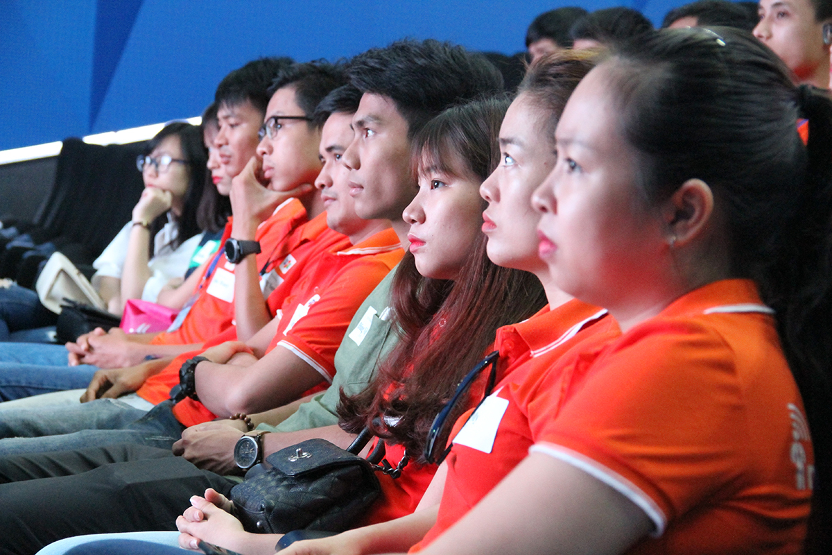 <p class="Normal" style="text-align:justify;"> Sáng nay (ngày 9/6), khoảng 80 học viên đã bắt đầu khởi hành chương trình "72h trải nghiệm" miền Trung. Mở đầu là buổi nói chuyện của diễn giả Nguyễn Thế Quang, Trưởng văn phòng đại diện FPT Đà Nẵng kiêm GĐ FPT Telecom Vùng 4, tại tòa nhà FPT Complex. </p>