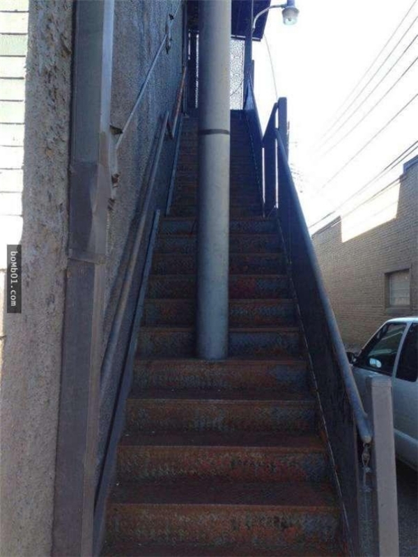 <p> Cầu thang có sự phân làn. </p>