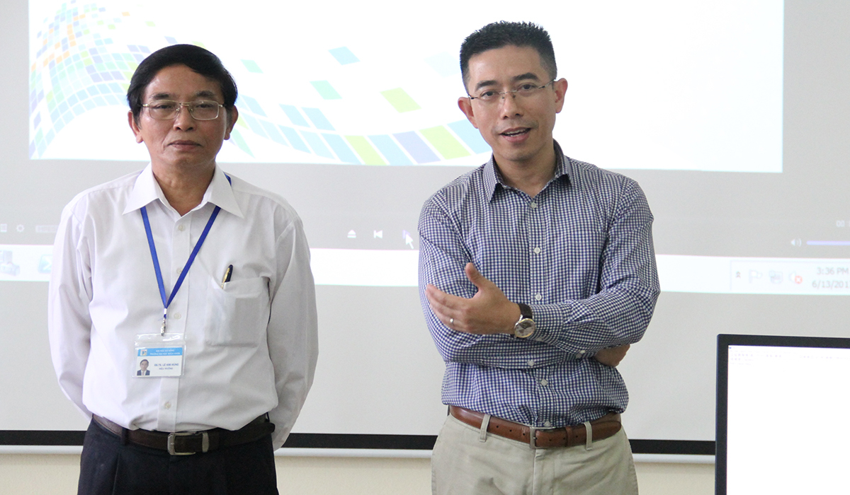 <p class="Normal" style="text-align:justify;"> CEO Hoàng Việt Anh chia sẻ một số định hướng phát triển của FPT Software. Dự kiến đến năm 2020, FPT Software Đà Nẵng cần tuyển khoảng 7.000 nhân sự ở tất cả vị trí. Hiện công ty cũng hợp tác chặt chẽ với các trường đại học lớn tại khu vực miền Trung trong việc đào tạo nguồn nhân lực CNTT chất lượng cao, đặc biệt là nguồn nhân lực CNTT biết tiếng Nhật.</p> <p class="Normal" style="text-align:justify;">  </p>