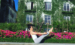 Hot girl FPT giữ vóc dáng tươi đẹp nhờ yoga