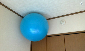 Vì sao người Nhật cất bóng tập lên trần nhà