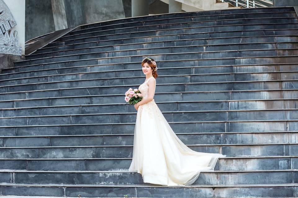 <p> Bóng hồng Trần Thị Oanh, phóng viên Vitalk.vn, rạng rỡ diện váy cưới. </p>