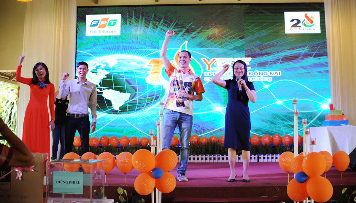 <p> Chủ tịch Chu Thanh Hà và PTGĐ Nguyễn Hoàng Linh bắt nhịp để hơn 500 CBNV đơn vị và khách mời cùng hô vang slogan của FPT Telecom Đồng Nai nhân kỷ niệm tuổi lên 10.</p>