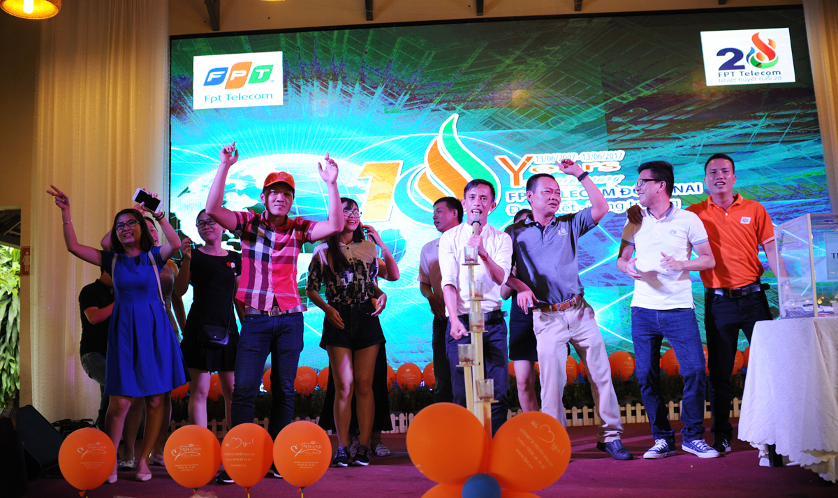 <p> Liên quân FPT Telecom Tây Ninh và FPT Telecom Bình Phước của Vùng 6 chiếm sân khấu với loạt tiết mục nhảy múa sôi động.</p>