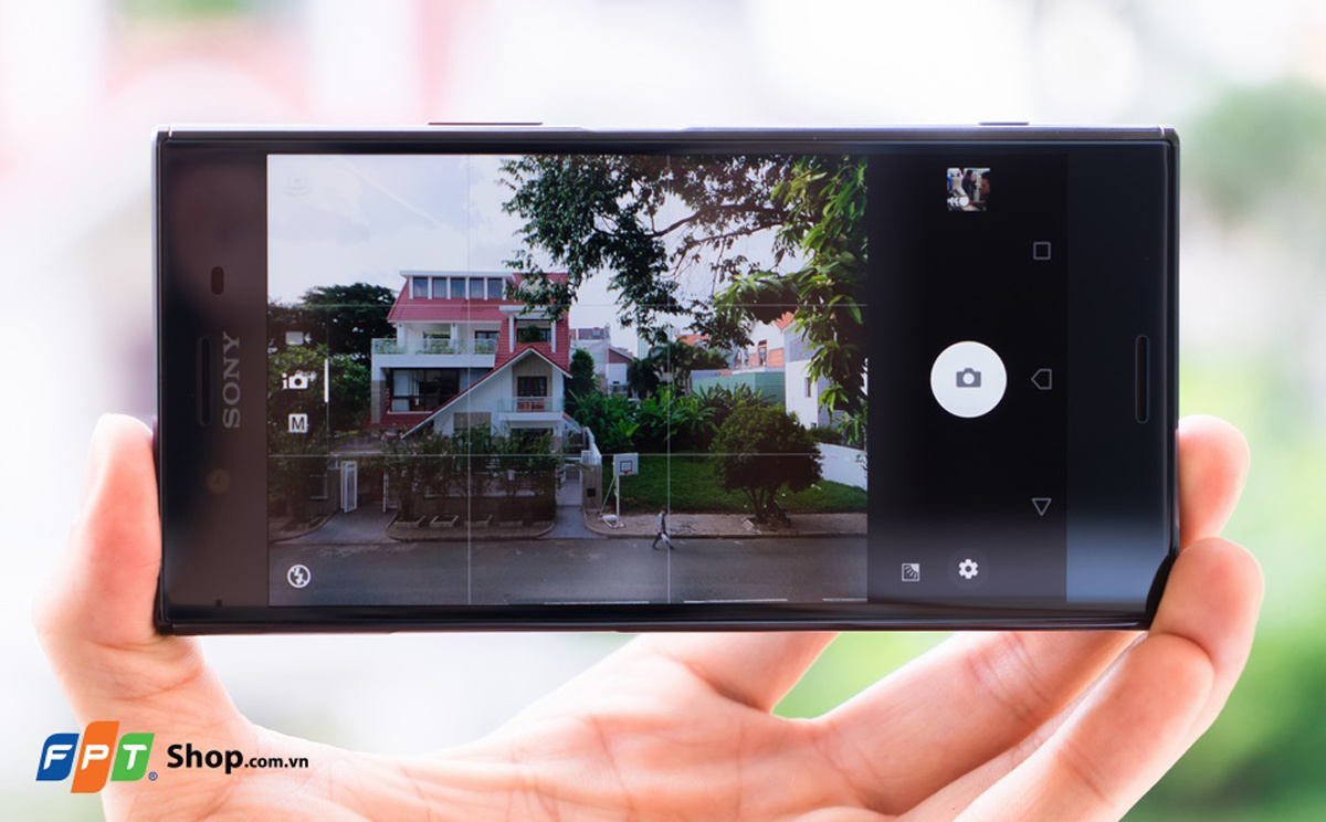 <p> Bên cạnh đó, camera của sản phẩm này còn hỗ trợ khả năng quay video Super Slow-Motion 960 fps chất lượng HD. Khả năng quay phim 4K của XZ Premium cũng là một điểm giúp Sony cạnh tranh cùng các smartphone khác trên thị trường.<br /> Trong khi camera selfie 13 MP có khả năng làm đẹp khuôn mặt.</p>