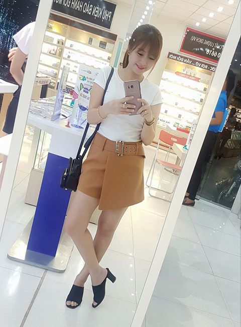 <div style="text-align:justify;"> Bức ảnh "Phía sau một cô gái" của Nguyễn Lữ Yến Vy, Quản lý FPT Shop KHA 69 Quang Trung (Nha Trang), có 275 lượt thích trên Facebook.</div>