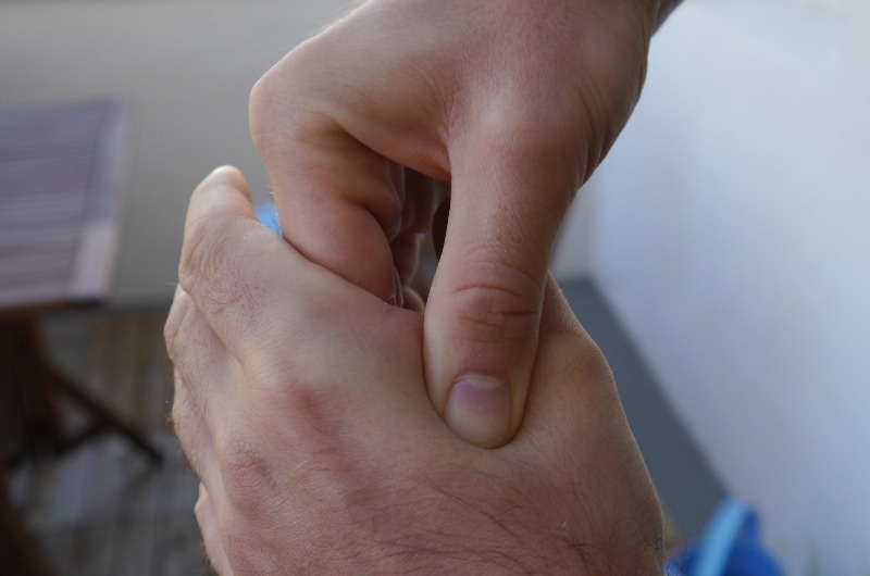 <p class="Normal"> <strong>8. Giảm nhẹ cơn đau nửa đầu</strong></p> <p class="Normal"> Những cơn đau nửa đầu có thể đánh gục bạn. Nhưng thay vì uống thuốc, bạn có thể áp dụng cách đơn giản này. Bạn dùng ngón cái và ngón trỏ bàn tay này ấn vào điểm giữa ngón cái và ngón trỏ của tay kia. Bạn dùng 2 ngón tay xoay quanh điểm này để tạo thành chuyển động tròn. Cách này sẽ giúp giảm cơn đau hiệu quả.</p>