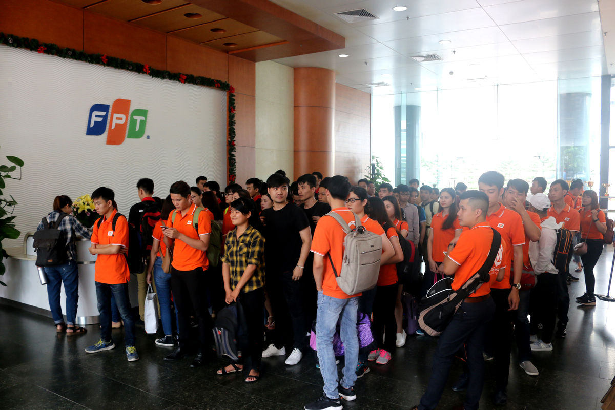 <p> 7h sáng ngày 16/6, gần 100 thành viên đến từ 7 đơn vị trong FPT đã tập trung tại sảnh tòa nhà FPT Cầu Giấy, Hà Nội, sẵn sàng cho hành trình 72h trải nghiệm ở phía trước. </p>