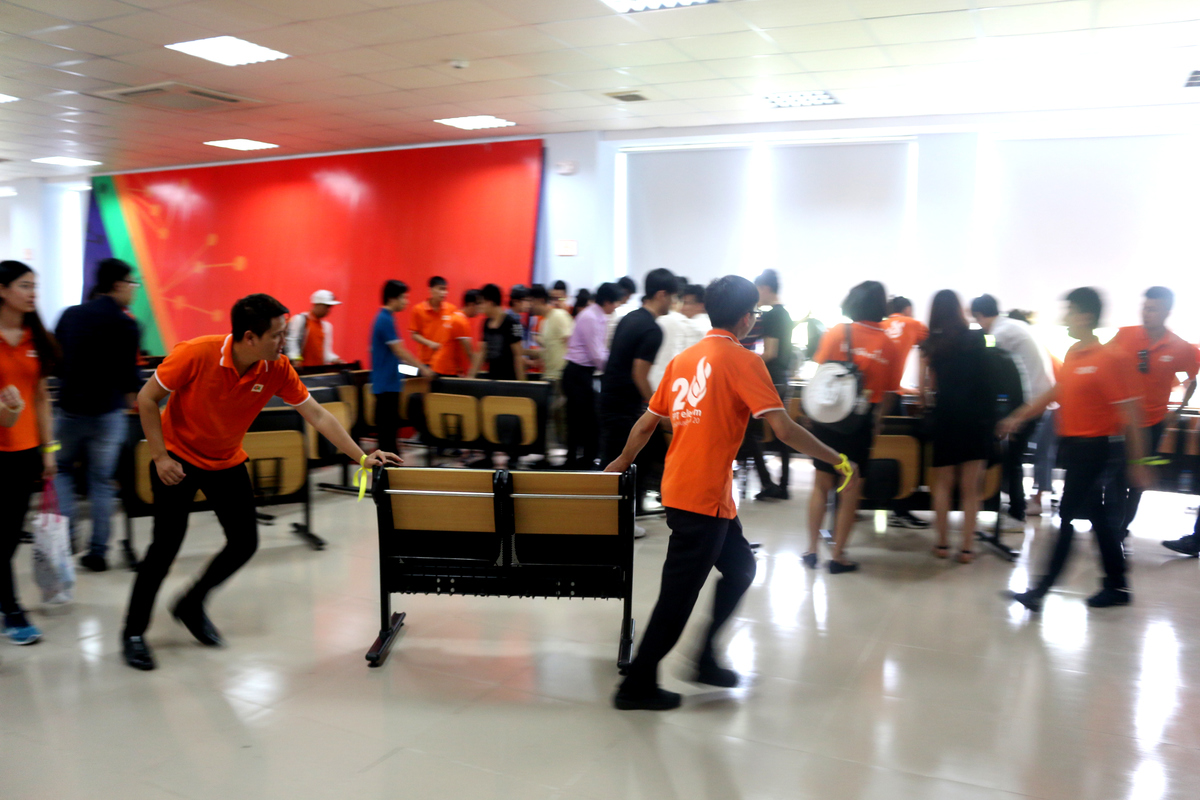 <p> Đặt chân tới Campus ĐH FPT Hòa Lạc, các thành viên nhanh chóng cùng nhau sắp xếp bàn ghế, "dọn chỗ" cho những phần thử thách đầu tiên. </p>