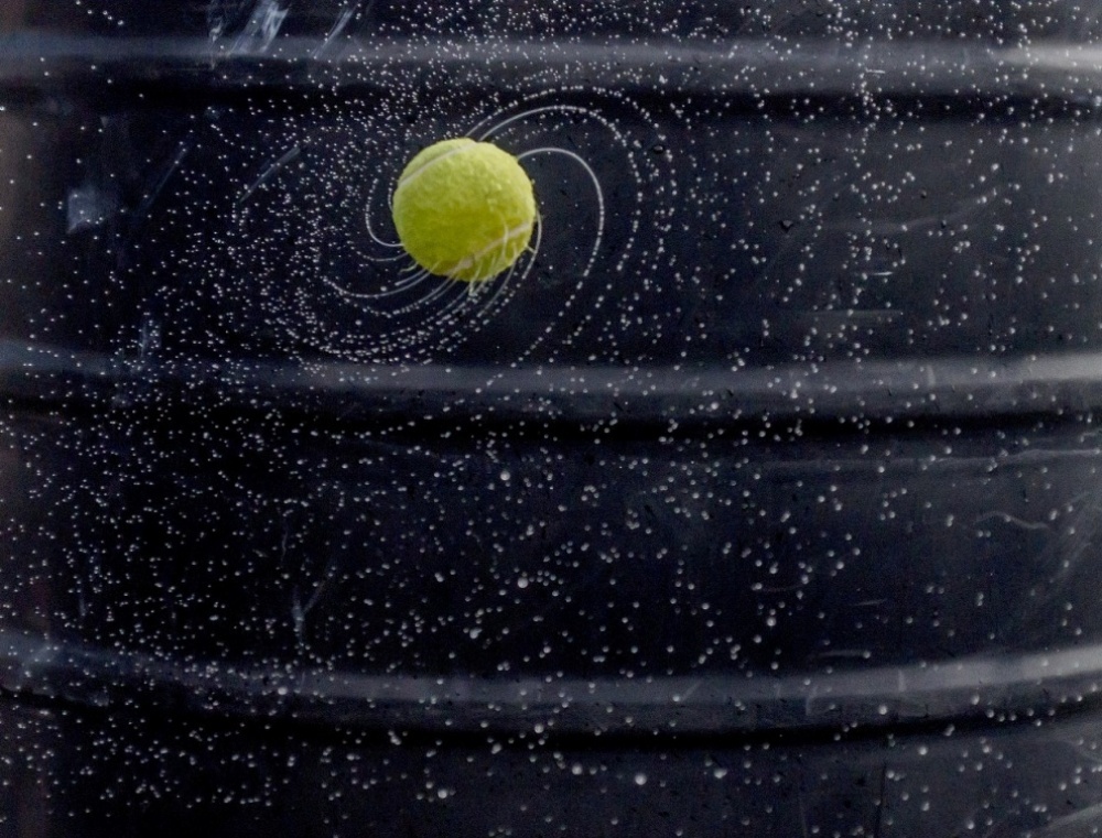 <p> Quả bóng tennis được nhúng nước, lúc xoay trên không trung khiến ta tưởng tượng ra hình ảnh của các ngân hà. </p>
