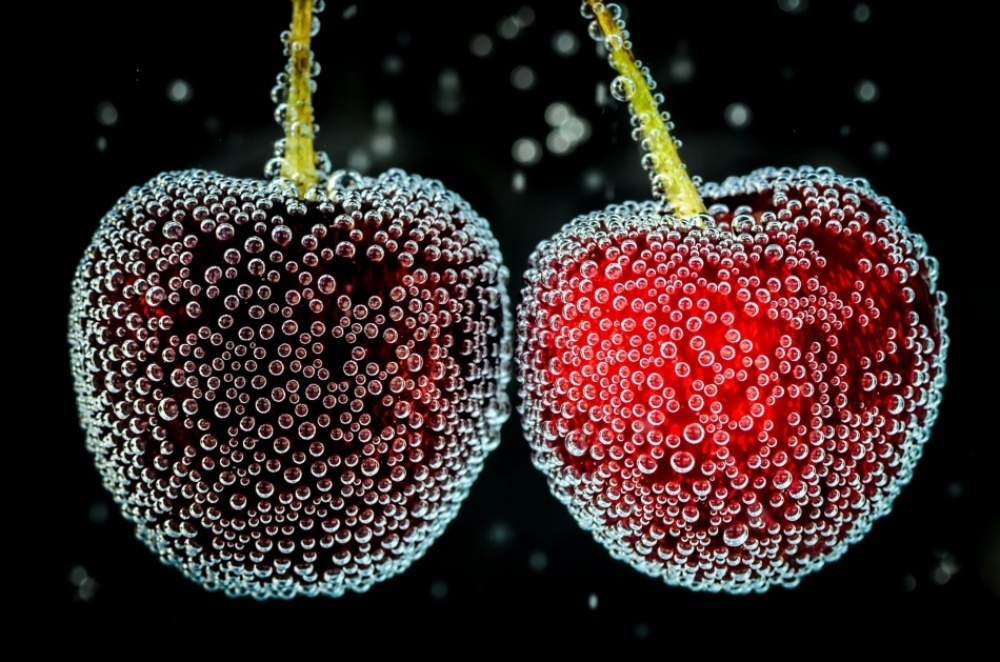 <p> Hình ảnh cặp quả Cherry được nhúng dưới nước cũng đẹp bất thường. </p>