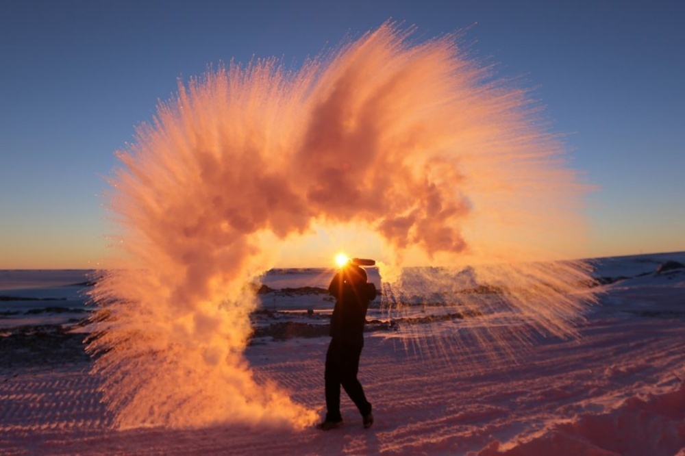 <p> Nước sôi 100 độ được hất tung lên không trung tại Bắc Cực.</p>