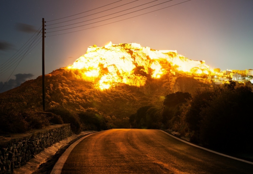 <p> Khoảnh khắc mặt trời lặn mọc trên núi trông giống như một ngon núi lửa phun trào.</p>