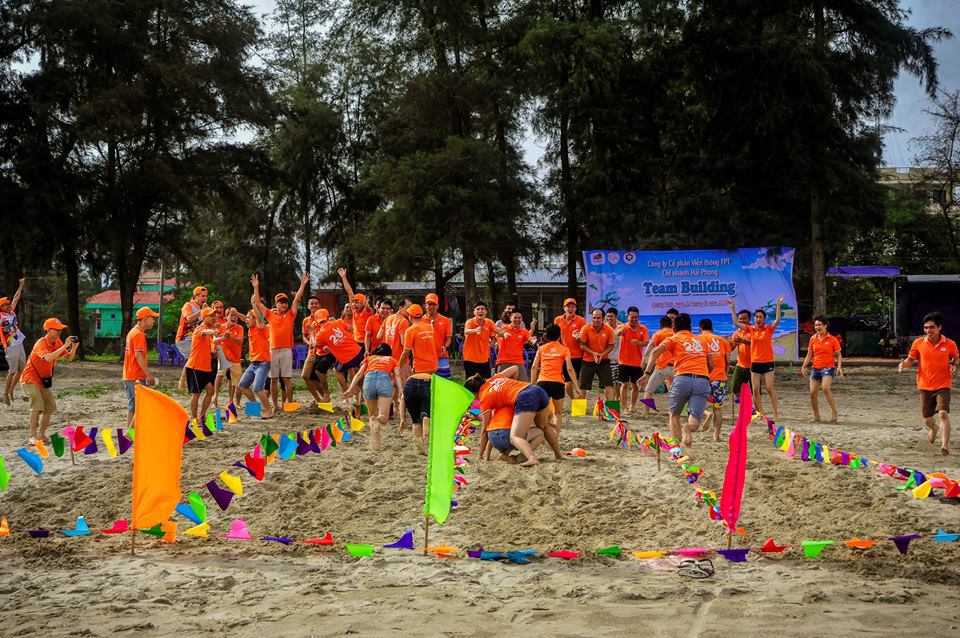 <p> CBNV FPT Telecom Hải Phòng thỏa sức vui chơi trong chuyến nghỉ mát tại bãi biển Trà Cổ, Quảng Ninh.</p>