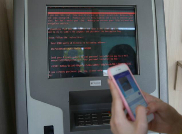 Nhiều ngân hàng, máy ATM cho tới nhà ga, sân bay ở Ukraine phải tạm ngưng hoạt động vì máy tính bị tấn công, mã hoá dữ liệu bởi loại virus mới. Ảnh: Reuter.
