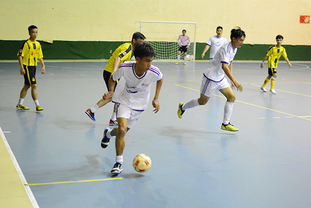 PNC (áo trắng) đã sớm cho thấy tham vọng xưng vương Futsal FPT HCM ngay trong lần đầu "ra riêng".