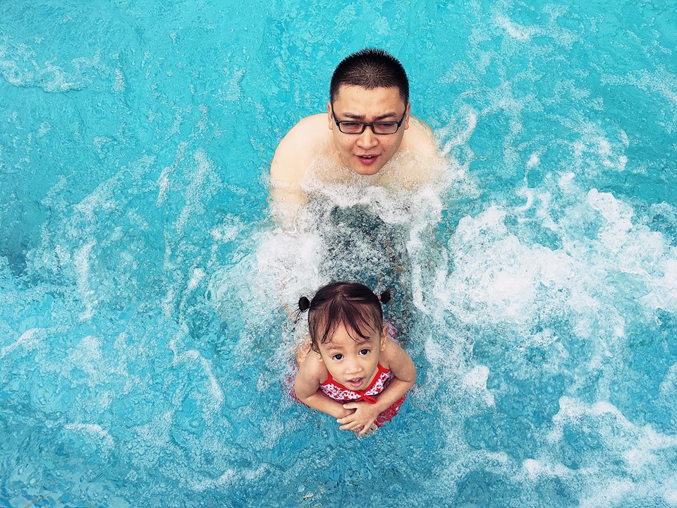 <div style="text-align:justify;"> Ông xã chị Mai Thanh Vân, Ban Truyền thông FPT Telecom, cùng cô con gái diệu đi bơi.</div>