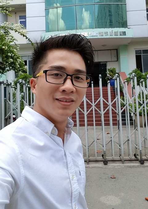 <div style="text-align:justify;"> FPT Under 35 Phan Phước Nhật diện sơ mi trắng chuẩn soái ca khi gặp sinh viên. </div> <br /><br />
