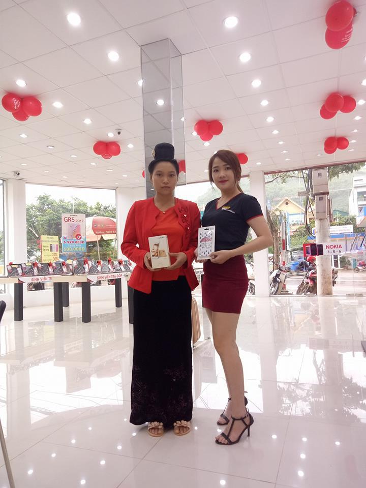 <p style="text-align:justify;"> Người đẹp Phàng Thị Hoa, FPT Shop 457 Chu Văn Thịnh, Chiềng Lề, TP Sơn La, chụp ảnh lưu niệm cùng vị khách hàng dân tộc Thái.</p>