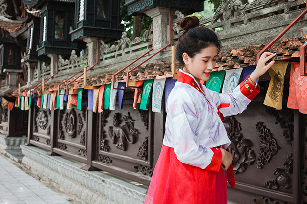 <p class="Normal"> Trong bộ ảnh này, Hương Giang chọn trang phục Hanbok có <span>tông màu đỏ-trắng với</span><span> thiết kế đơn giản nhưng nổi bật.</span></p>