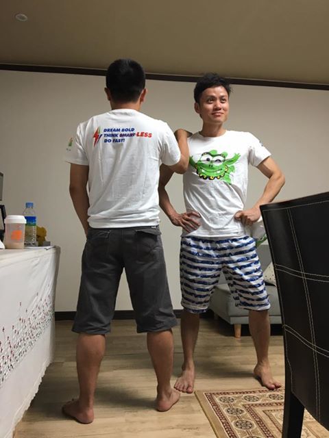 <div style="text-align:justify;"> Á hậu 1 FPT 2016 Nguyễn Đức Kính, chia sẻ mẫu áo mới của nhân viên trên Workplace.</div>