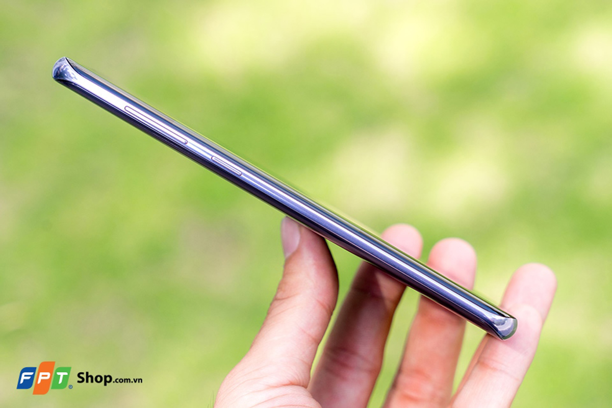 <p> Galaxy S8 Plus Orchid Gray không có nhiều thay đổi về thiết kế khi máy vẫn sở hữu bộ khung kim loại cứng cáp kết hợp hai mặt kính bóng bẩy. Dù sở hữu màn hình lên tới 6,2 inch nhưng về tổng thể lại khá gọn gàng (73.4 x 159.5 mm), kích thước của Galaxy S8 Plus chỉ tương đương với một smartphone 5,5 inch thông thường.</p>