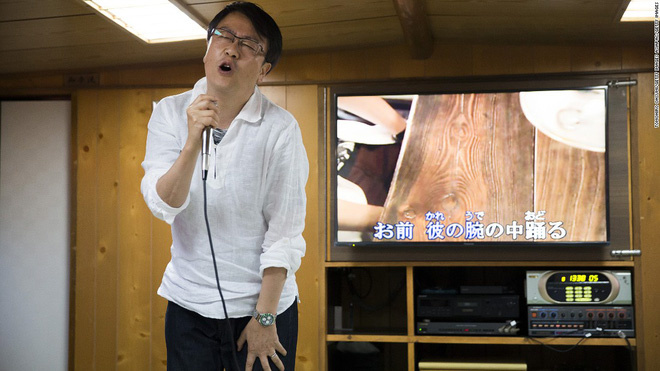 <p class="Normal"> Ngày nay, hát karaoke đã trở thành một trong những cách giải trí phổ biến nhất thế giới. Ít ai biết rằng, chiếc máy hát karaoke đầu tiên được một tay trống Nhật Bản có tên Daisuke Inoue phát minh ra từ năm 1971.</p> <p class="Normal">  </p>
