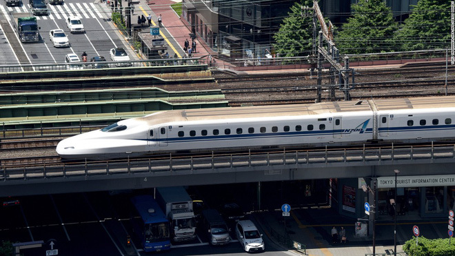 <p class="Normal"> Shinkansen là hệ thống tàu cao tốc có thể đạt tới vận tốc 400 km/h. Đây được coi là chiếc tàu cao tốc đầu tiên trên thế giới.</p>