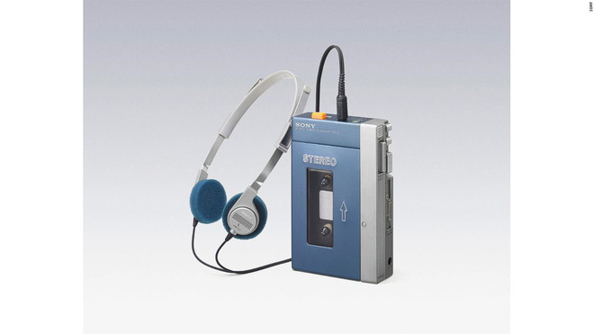 <p class="Normal"> Máy nghe nhạc Sony Walkman đã thay đổi cách chúng ta nghe nhạc. Nó cho phép người nghe có thể vừa nghe nhạc, vừa đi đường. Sony đã thông báo về những chiếc Walkman từ năm 1979 và sau một tháng, tất cả cửa hàng đều bán hết veo. Sau đó, nó đã trở thành hiện tượng toàn cầu.</p>