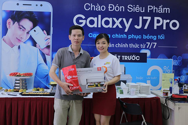 Từ hôm nay (7/7), khách đặt mua trước Galaxy J7 Pro đã có thể đến nhận sản phẩm cùng quà tặng là máy in màu HP tại các cửa hàng FPT Shop trên toàn quốc.