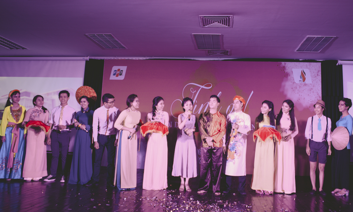 <p class="Normal"> Liên khúc quê hương ba miền của Tổ chức Giáo dục FPT tái hiện văn hóa Việt Nam ba miền, được đánh giá cao bởi ban giám khảo cả về giọng hát và dàn dựng. </p>