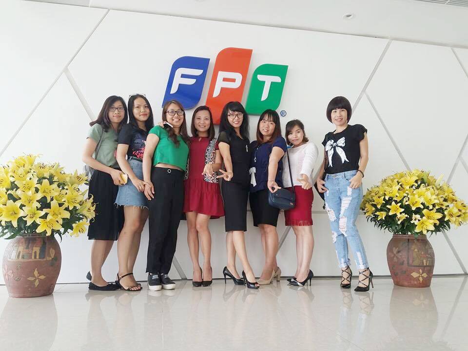 <p style="text-align:justify;"> Giám đốc tuyển sinh MBA thuộc Tổ chức Giáo dục FPT Nguyễn Thị Thu Hà cùng đồng nghiệp tranh thủ check-in tại tòa nhà F-Ville 2 Hòa Lạc, Hà Nội, trước khi vào họp sơ kết 6 tháng đầu năm.</p>