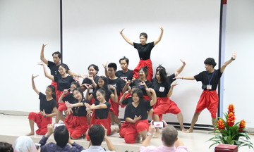 Sinh viên Thái Lan trình diễn điệu múa truyền thống
