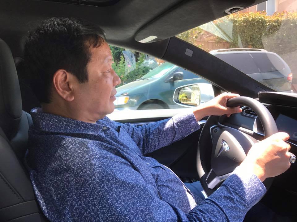 <p style="text-align:justify;"> "Trải nghiệm lái xe tuyệt vời với Tesla của Elon Musk ở San Francisco", anh Bình chia sẻ. </p> <p class="Normal" style="text-align:justify;"> Tesla là hãng xe ô tô điện hàng đầu thế giới hiện nay. Dưới sự dẫn dắt của Elon Musk, hãng xe này đang cố gắng tạo ra những chiếc xe điện đẹp mắt, giá rẻ nhằm thay đổi cách con người di chuyển.</p> <p class="Normal" style="text-align:justify;"> Ở Việt Nam, xe ô tô điện nói chung và Tesla nói riêng vẫn chưa được nhiều người chú ý. Chỉ 4 chiếc Model S được nhập về, trong đó 2 chiếc vẫn chưa tìm được chủ nhân dù đã về đại lý hơn nửa năm nay.  </p>