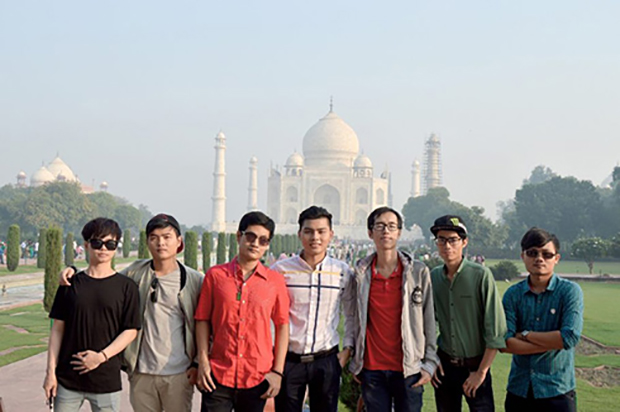 Sinh viên Đại học FPT trong thời gian trao đổi tại trường Massachusetts Insitute of Technology (MIT) Ấn Độ.