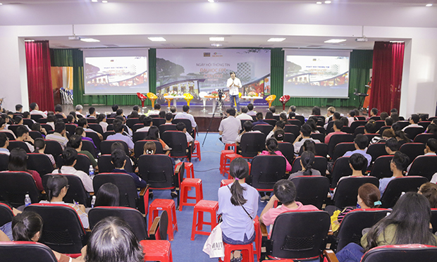 Hơn 500 phụ huynh, học sinh đã đến tham dự Ngày hội thông tin ĐH FPT Cần Thơ ngày 8/7.