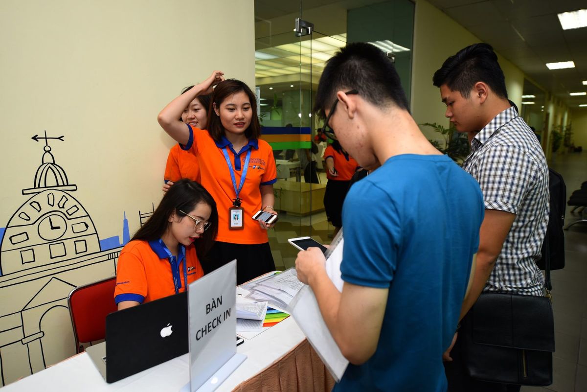 <p class="Normal"> Tại Hà Nội, các tân sinh viên làm thủ tục check-in tại quầy. Chương trình diễn ra ngày 10/7. </p>