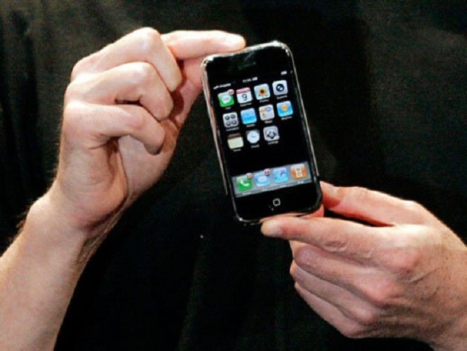 <p class="Normal" style="text-align:justify;"> <strong>iPhone thế hệ đầu</strong></p> <p class="Normal" style="text-align:justify;"> Chiến công lớn nhất của mẫu iPhone năm 2007 chính là đã đặt nền móng cho smartphone hiện đại - những chiếc máy tính mini nằm gọn trong túi quần. Điện thoại thông minh đã ra đời từ lâu, nhưng nhờ có iPhone mới có sự phổ biến của màn hình cảm ứng, của những chiếc điện thoại không cần bàn phím vật lý.</p>