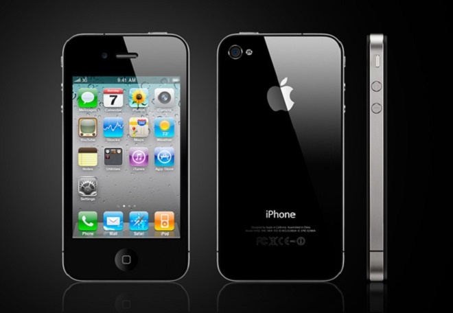 <p class="Normal" style="text-align:justify;"> <strong>iPhone 4</strong></p> <p class="Normal" style="text-align:justify;"> Tâm điểm của iPhone thế hệ 4 là màn hình Retina sắc nét và ngoại hình mới mẻ. iPhone 4 đánh dấu lần đầu Apple thay đổi hoàn toàn thiết kế iPhone, không còn giống iPod Touch như ở các thế hệ trước đó. Đây cũng là điện thoại đầu tiên Apple đưa vào công cụ đàm thoại hình. Dù vướng phải sự cố Antennagate (lỗi thường xuyên rớt cuộc gọi) và Steve Jobs thậm chí đổ cho người dùng cầm điện thoại không đúng cách, iPhone 4 vẫn là mẫu điện thoại mang tính bước ngoặt của Apple.</p>