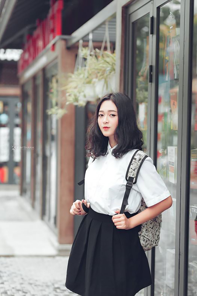 <p> Bộ ảnh dạo phố sách của Mi Mi được thực hiện bởi Chu Kim Thành, sinh viên "đàn anh" trong trường của nữ sinh. </p>