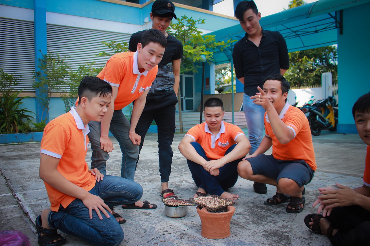 <p class="Normal" style="text-align:justify;"> Nam sinh FPT Polytechnic Đà Nẵng thể hiện tài nấu nướng. Thời điểm thành lập năm 2011, cơ sở Đà Nẵng có khoảng 250 sinh viên, nhưng con số đó đã tăng nhanh chóng lên 2.000. Nhà trường đã cung cấp cho thị trường lạo động 670 cử nhân thực hành.</p>