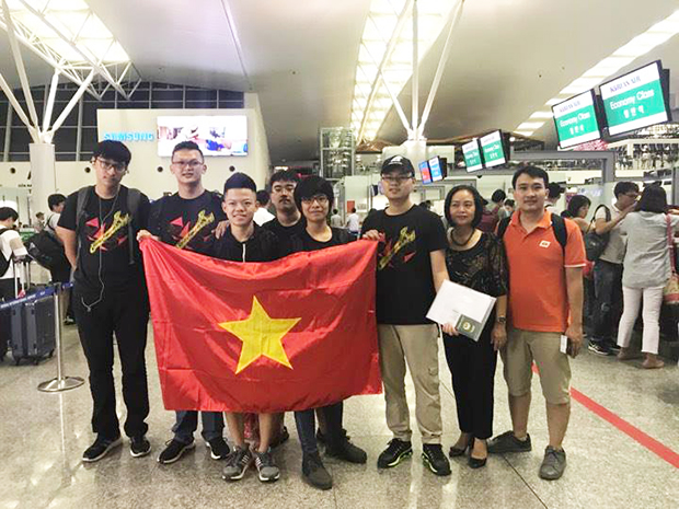 Chị Nguyễn Thị Tân - Hiệu trưởng THPT FPT (thứ 2 bên phải ảnh) cũng đồng hành sang Mỹ cùng các thành viên CLB Robotics FSchool trong cuộc thi lần này.