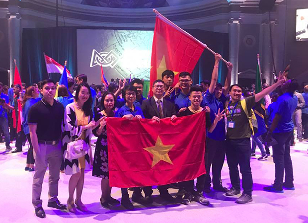 Anh Lê Ngọc Tuấn (ngoài cùng bên phải) hy vọng sẽ có thể đưa mô hình của FIRST Global Challenge về Việt Nam để giúp các bạn trẻ Việt đam mê KHCN có nhiều hơn cơ hội được thực hành.