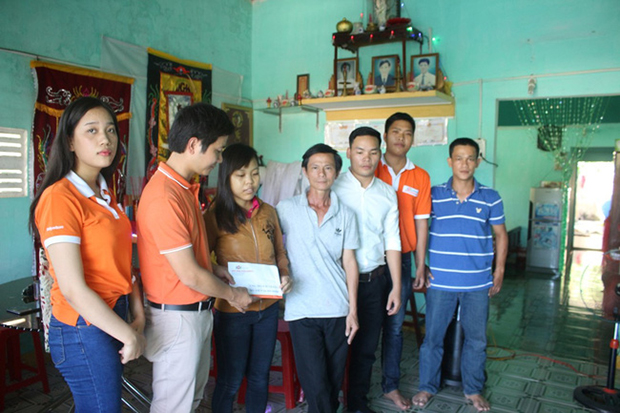 Nhà trường trao món quà nhỏ động viên tinh thần cho em Phạm Thị Thu Trang.