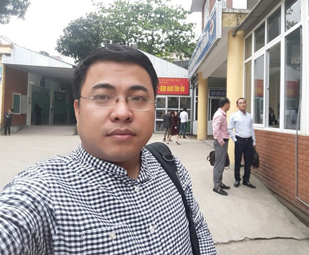 Anh Nguyễn Anh Tuấn và các thành viên đội tư vấn triển khai tại Bệnh viện Đa khoa thành phố Vinh.