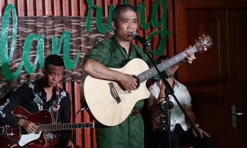 Nhạc sĩ Trương Quý Hải ôm guitar hát 'Về đây đồng đội ơi'